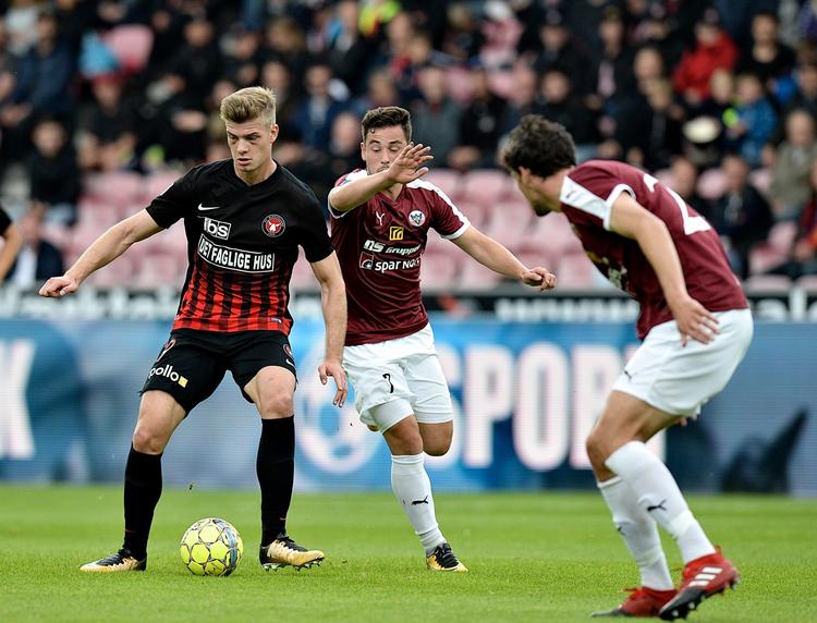 Alexander Sørloth (tv) scorede tre  gange for FCM mod Hobro og den norske angriber er nu oppe på seks  mål i denne sæson.  