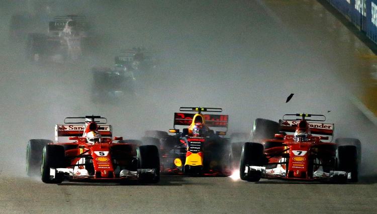 Vettel (tv) og Räikkönen (th) gik hårdt til Verstappen og sluttede som løbets store tabere kort efter.  