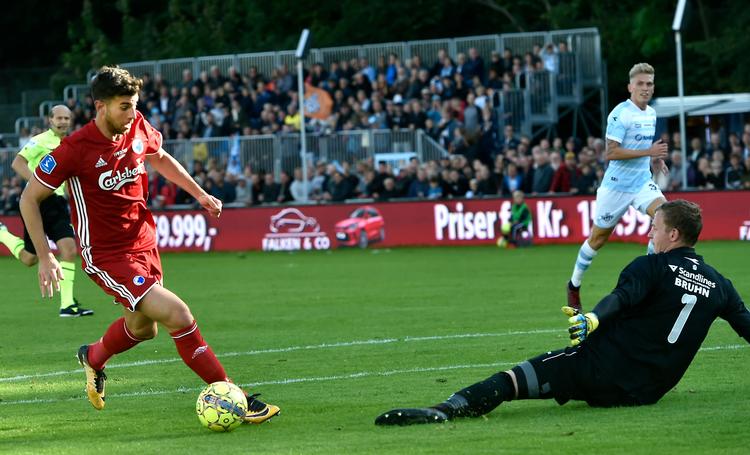 På en frispilning fra en modspiller slap Andrea Pavlovic alene med Mikkel Bruhn, der blev afdriblet til 2-0-målet.
   
