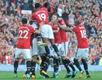 Manchester Uniteds anfører Antonio Valencia fik samtlige holdkammerater på nakken efter den flotte scoring.  