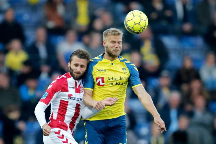 Mens Paulus Arajuuri stadig var på banen fik han headet bolden væk for næsen af Pavol Safranko.   