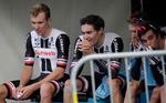 Endnu er guldet ikke i hus - Søren Kragh Andersen (t.v.) Tom Dumoulin, Wilco Kelderman og Michael Matthews følger fra det varme sæde spændt med i riivalernes udfoldelser. Foto: Team Sunweb. 