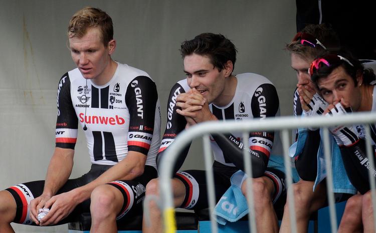 Endnu er guldet ikke i hus - Søren Kragh Andersen (t.v.) Tom Dumoulin, Wilco Kelderman og Michael Matthews følger fra det varme sæde spændt med i riivalernes udfoldelser. Foto: Team Sunweb. 