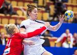 Antonina Skorobogatchenko var med på Ruslands hold ved EM i Sverige sidste år og i kampen mod Danmark. Her er hun i nærkamp med Anna Sophie Okkels. Nu er russeren taget for doping. 