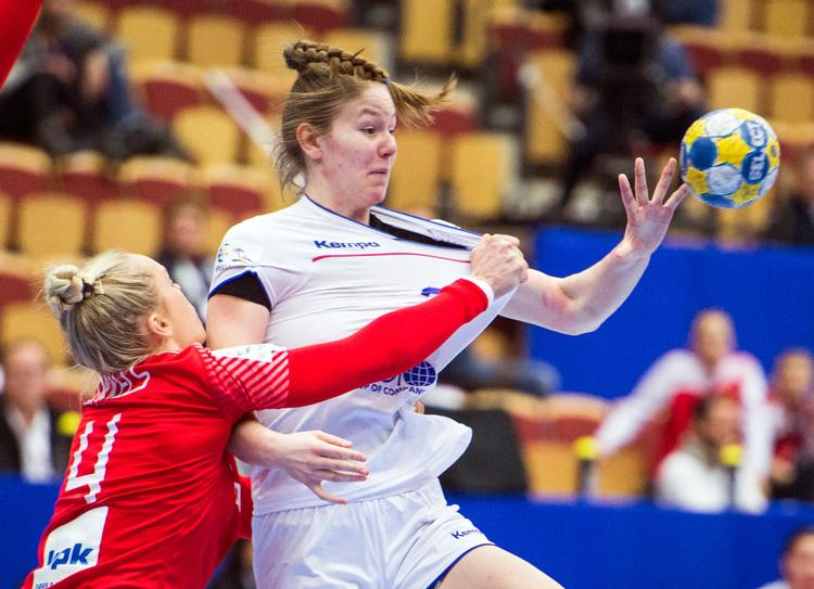 Antonina Skorobogatchenko var med på Ruslands hold ved EM i Sverige sidste år og i kampen mod Danmark. Her er hun i nærkamp med Anna Sophie Okkels. Nu er russeren taget for doping. 