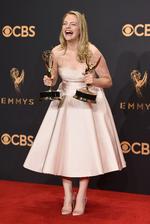 Elisabeth Moss poserer for fotograferne med sin Emmy. 