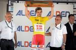 Kasper Asgreen gjorde sig senest internationalt bemærket, da han for cirka en måned siden bar den gule førertrøje i Tour de l'Avenir, U23-rytternes udgave af Tour de France, og her har han netop fået overrakt et trofæ af den franske legende Bernard Hinault. 