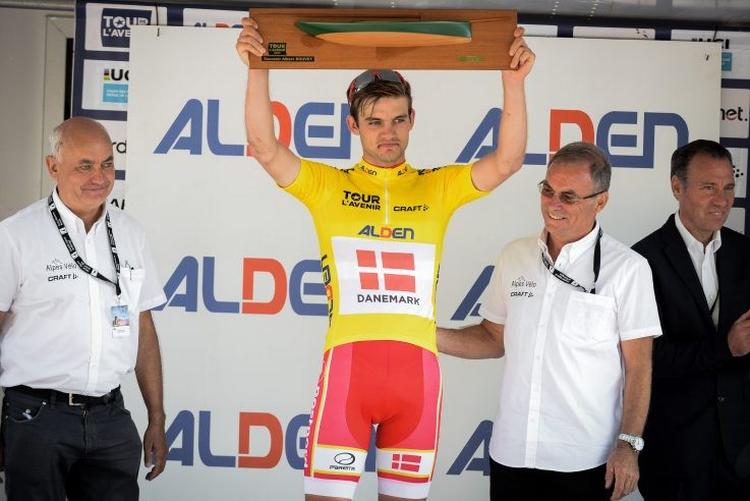 Kasper Asgreen gjorde sig senest internationalt bemærket, da han for cirka en måned siden bar den gule førertrøje i Tour de l'Avenir, U23-rytternes udgave af Tour de France, og her har han netop fået overrakt et trofæ af den franske legende Bernard Hinault. 