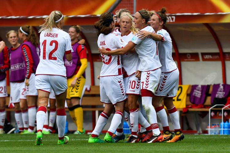 Jublende danske fodboldkvinder udner de glade EM-dage i juli og august. Succes er nu afløst af konflikt.  