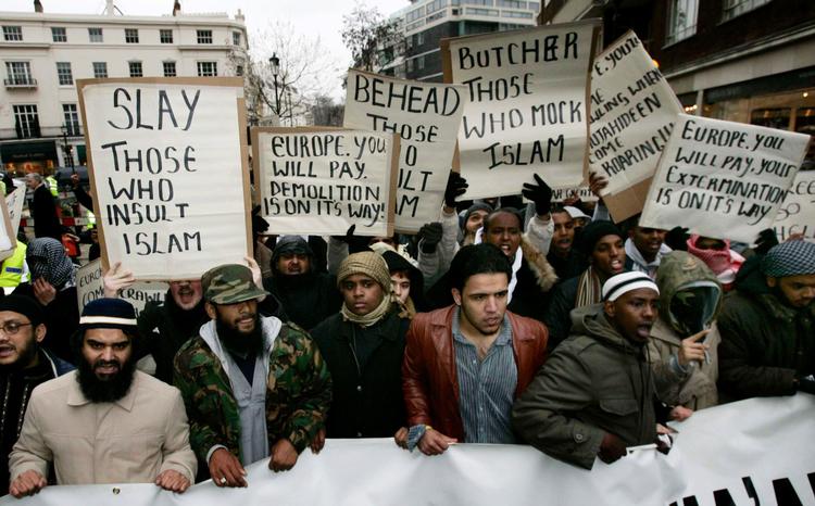 Briter demonstrerer foran den danske ambassade under muhammedkrisen i 2006, hvor de krævede, at enhver krænkelse af muslimernes profet udløser dødsstraf. 