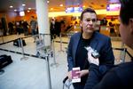 Det blev en fortumlet start for den nye landstræner for kvindelandsholdet i fodbold, Søren Randa-Boldt. Her er han netop ankommet til Københavns Lufthavn og er omgivet af spillernes sorte tasker. 
