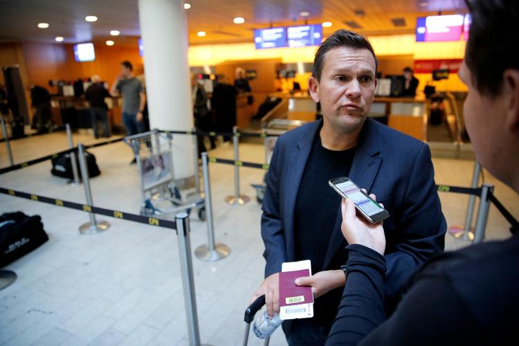 Det blev en fortumlet start for den nye landstræner for kvindelandsholdet i fodbold, Søren Randa-Boldt. Her er han netop ankommet til Københavns Lufthavn og er omgivet af spillernes sorte tasker. 