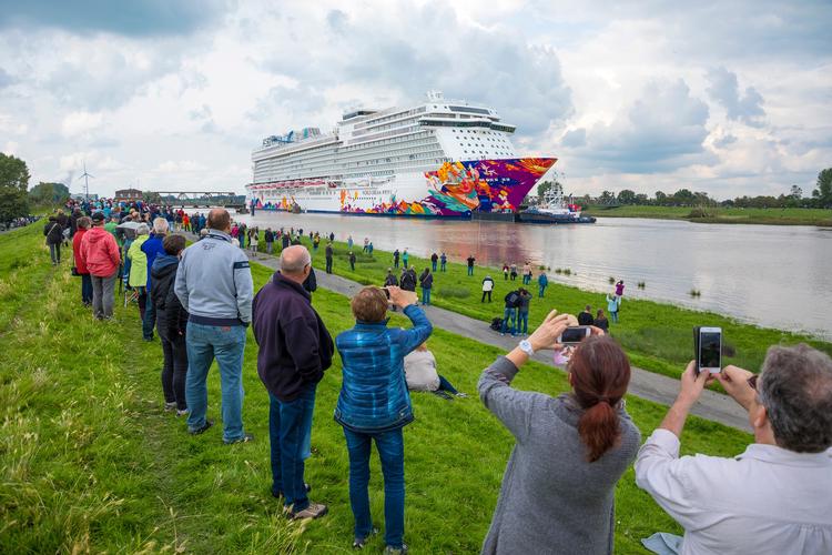 Tilskuerne flokkes langs kanalen, da det nybyggede 'World Dream' glider forbi.  