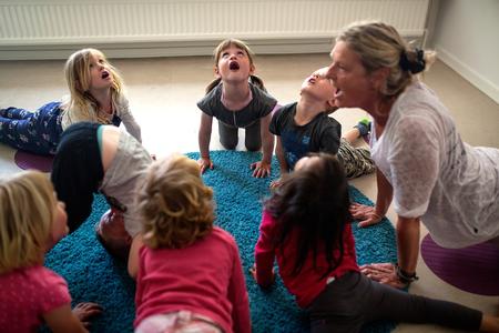 
 Børnehavebørn i gang med lidt yoga.  