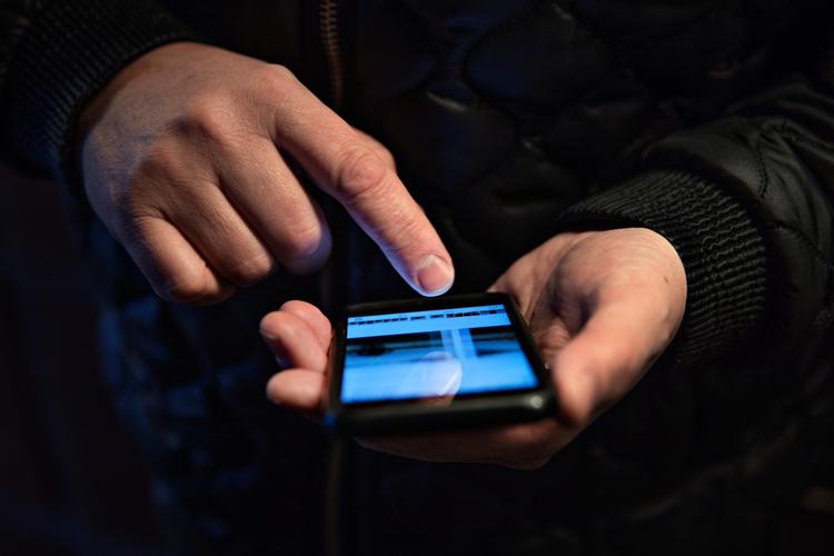 Det er blandt andet ved hjælp af spor på sociale medier og mobildata, at et specialteam i Udlændingestyrelsen har afdækket svindlen.  