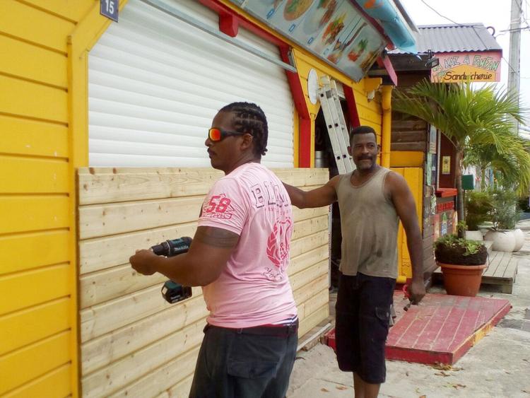 Beboerne i byen  Sainte-Anne på De Franske Caribiske øer har forberedt sig på Marias ankomst. Billedet er fra i går.  