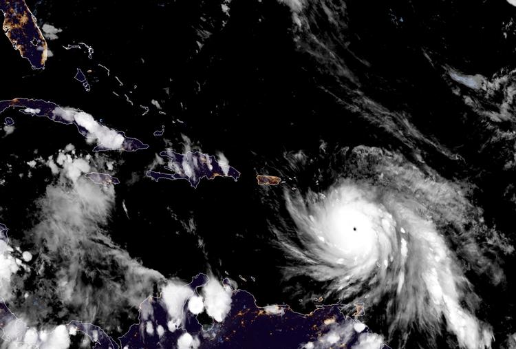 Satellitfoto fra NASA viser, hvordan orkanen 'Maria' bevæger sig hen mod De Caribiske Øer. Dominica er ramt, Martinigue ligger også på dens vej, og den franske ø Guadelupe har beordret folk evakueret.  