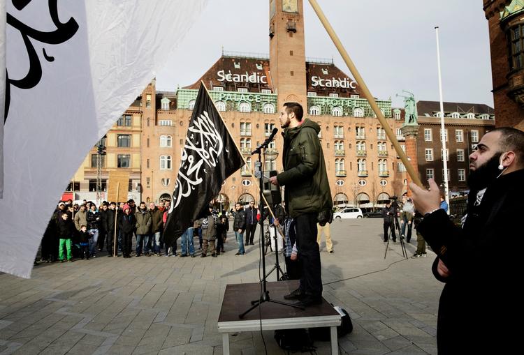 Radikalisering er en sikkerhedstrussel, der bekymrer den svenske efterretningschef. Her ses den islamiske foreningen Hizb ut-Tahrir Skandinavien demonstrere på Rådhuspladsen i København mod tvangsfjernelse af radikaliseringstruede unge. Arkivfoto.
   