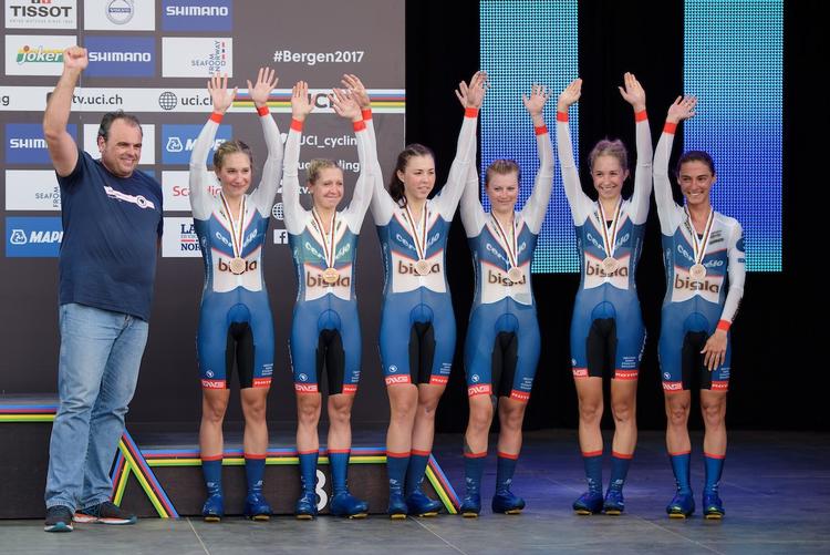 Cecilie Uttrup Ludwig (nr. 2 fra højre) var den første dansker på podiet ved <VM i Bergen, da hun i søndags erobrede bronze med Cervélo Bigla i holdløbet. På dagens enkeltstart får hun det vanskeligere. Foto: Sean Robinson/Velofocus. 