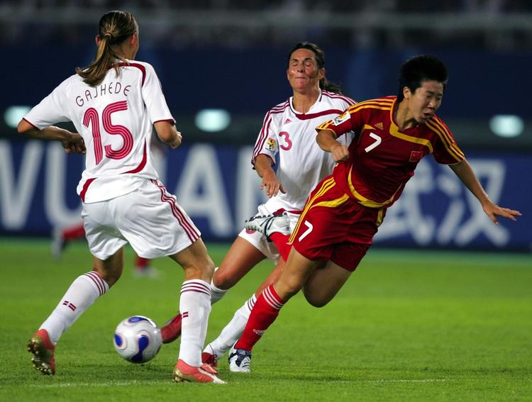  Katrine Pedersen (3) og  Mariann Gajhede på jagt efter en af de kinesere, der måske vidste lidt for meget om det danske hold ved VM i 2007.  