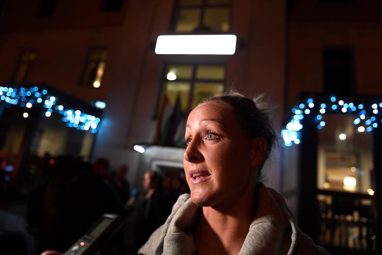 Landsholdsspilleren Sanne Troelsgaard håber, at spillernes sammenhold under konflikten også er en fordel på banen mod Ungarn i aften. 
   