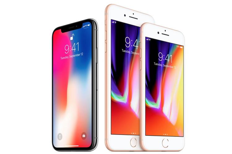 Apple-fans' forvetninger til iPhone X (tv.) ser ud til at gøre indhug i  forsalget af iPhone 8 og iPhone 8 Plus (th.), der ifølge et analysefirma går væsentligt langsommere, end det plejer. 