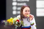 En lykkelig verdensmester Annemiek van Vleuten præsenterer sin guldmedalje for fotograferne.
     