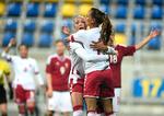 Med tre mål var Sanne Troelsgaard den store spiller, da Danmark slog Ungarn 6-1 i VM-kvalifikationen - her krammer hun med Frederikke Thøgersen. 