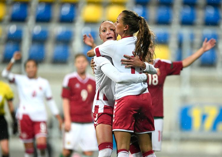 Med tre mål var Sanne Troelsgaard den store spiller, da Danmark slog Ungarn 6-1 i VM-kvalifikationen - her krammer hun med Frederikke Thøgersen. 