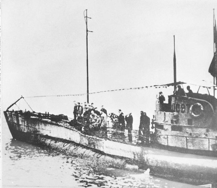 På dette arkivfoto står en besætning på dækket af en tysk ubåd af typen UC-97 fra Første Verdenskrig.  