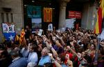 Masser af catalanere er gået på gaden i protest mod anholdelserne. De ønsker en afstemning om løsrivelse fra Spanien. 