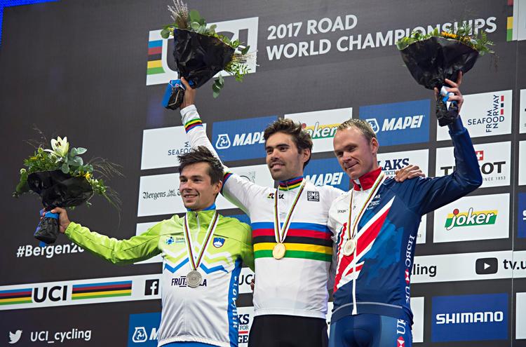 Den hollandske guldvinder i enkeltstart Tom Dumoulin flankeret på sejrsskamlen af sloveneren Primoz Roglic (t.v.) og Chris Froome.
   