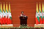 Myanmars Statsleder Counsellor Aung San Suu Kyi holder tale til nationen. 