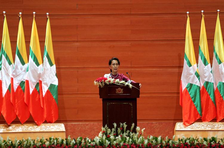 Myanmars Statsleder Counsellor Aung San Suu Kyi holder tale til nationen. 
