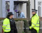 Betjente fotograferet ved en ransagning lørdag i London - dagen efter bombeangrebet.  