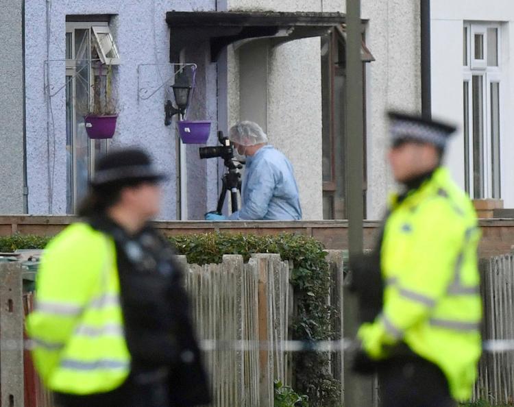 Betjente fotograferet ved en ransagning lørdag i London - dagen efter bombeangrebet.  