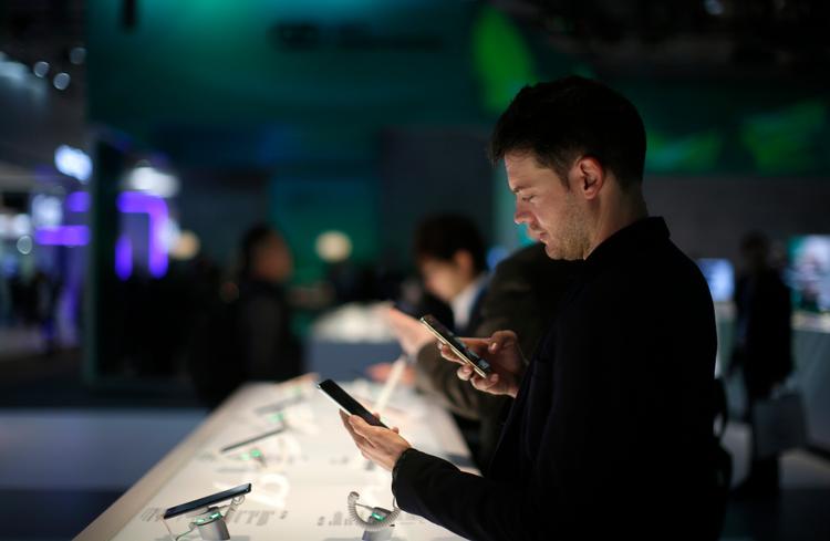 En mand tjekker HTC's U Ultra på Mobile World Congres i Barcelona i foråret.  