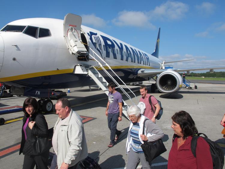 Tusinder af aflysningsramte kunder hos Ryanair kan have krav på kompensation på op til 3.000 kroner.  