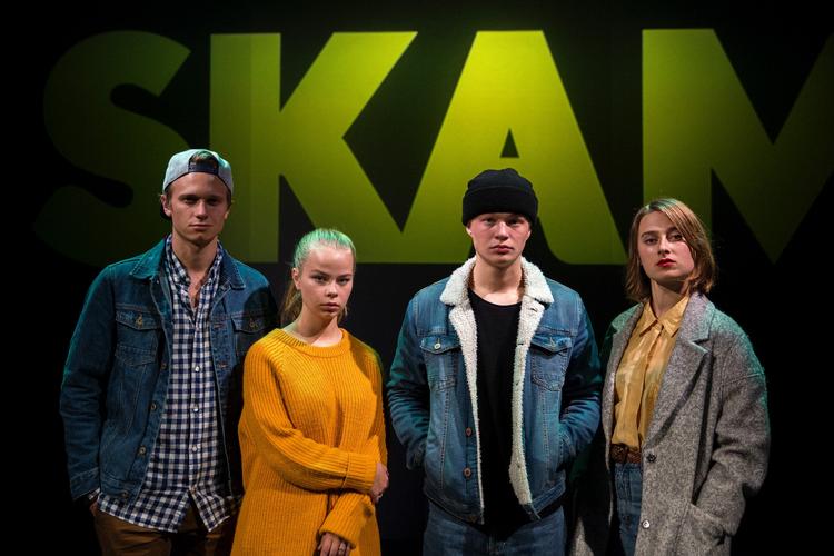 Det er ikke et problem, at man laver en tv-serie som 'Skam' til teaterm mener klummeskribent Kizaja Ulrikke Routhe-Mogensen. 