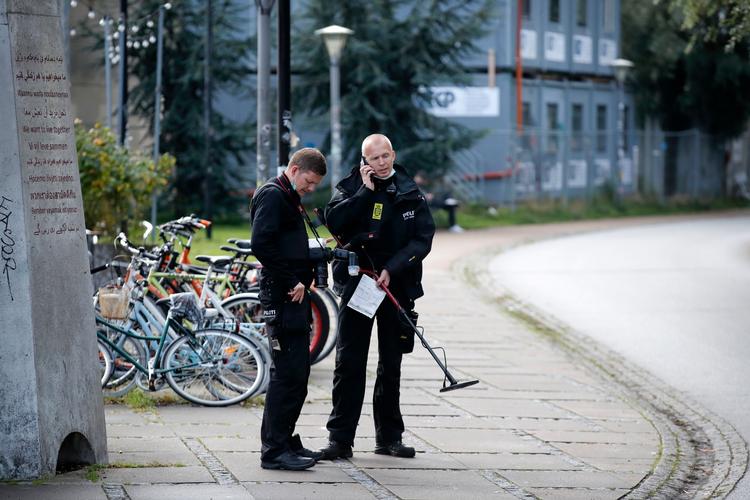 Betjente har siden skyderiet ved Den Røde Plads arbejdet på at sikre spor på gerningsstedet, blandt andet med metaldetektorer. 