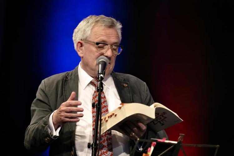 Søren Ulrik Thomsen,  har senest udgivet 'En hårnål klemt inde bag panelet', og vil på fredag læse op fra sine værker, når kærligheden i litteraturen får frit spil.  