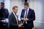 DF-finansordfører, René Christensen, kan få stemmerne til at lave en aftale uden om finansminsiter Kristian Jensen og resten af regeringen, men han siger nej. 
   