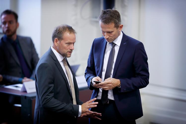 DF-finansordfører, René Christensen, kan få stemmerne til at lave en aftale uden om finansminsiter Kristian Jensen og resten af regeringen, men han siger nej. 
   