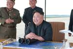 Nordkoreas leder, Kim Jong-un, sammenligner Donald Trump med en gøende hund. Billedet er udsendt af den nordkoreanske regering, og ifølge regeringen viser billedet Kim Jong-un ved den seneste nordkoreanske missilaffyring. 