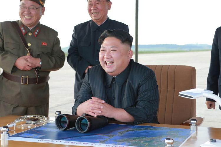 Nordkoreas leder, Kim Jong-un, sammenligner Donald Trump med en gøende hund. Billedet er udsendt af den nordkoreanske regering, og ifølge regeringen viser billedet Kim Jong-un ved den seneste nordkoreanske missilaffyring. 