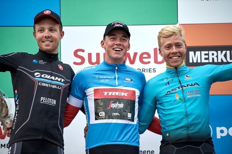 Casper Pedersen  (t.v.), der i lørdags hyldedes som nr. 3 i PostNord Danmark Rundt efter Mads Pedersen og Michael Valgren, er Danmarks trumf i dagens U23-løb ved VM i Bergen. De to andre må vente til på søndag med at komme i aktion.
   