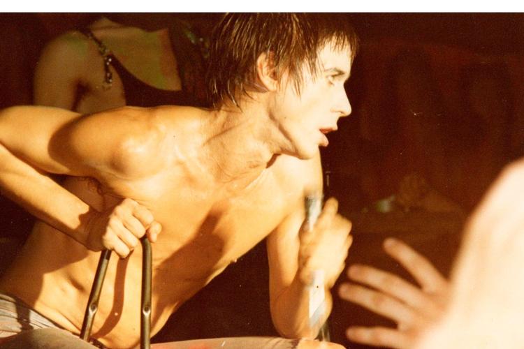 Iggy Pop ses her ved sin første danske koncert på spillestedet Daddy’ Dance Hall i København  19. september 1977. 
