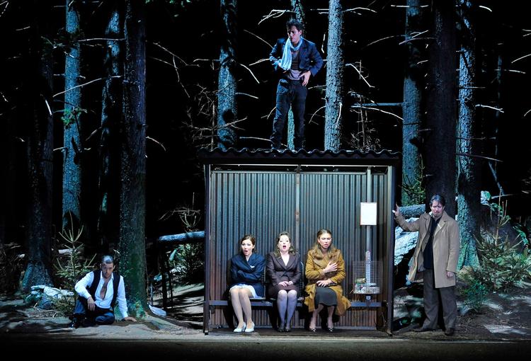 Leporello (på toppen af busskuret) praler af alle de forførte kvinder i Claus Guths opførelse af Mozarts 'Don Giovanni' i Salzburg 2008. 
 