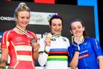 Emma Norsgaard (t.v.) flankerer med sin sølvmedalje den italienske U19-verdensmester Elena Pirrone, der har sin bronzevindende landsmand Letizia Paternoster på den anden side. 
   