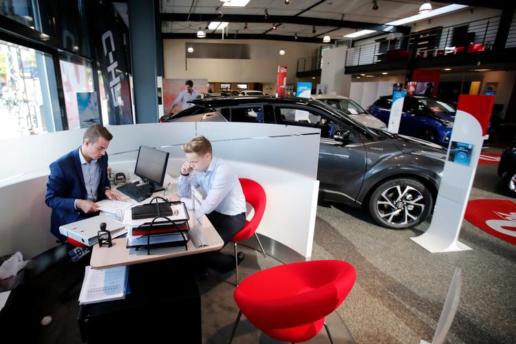 Afklaringen om afgifterne kan give mere trafik hos bilforhandlerne. Hos Krogsgaard Biler på Tagensvej gør salgskonsulent Lucas Møller Creutzberg (med jakke) og juniorsælger Victor Rosborg sig klar..
   